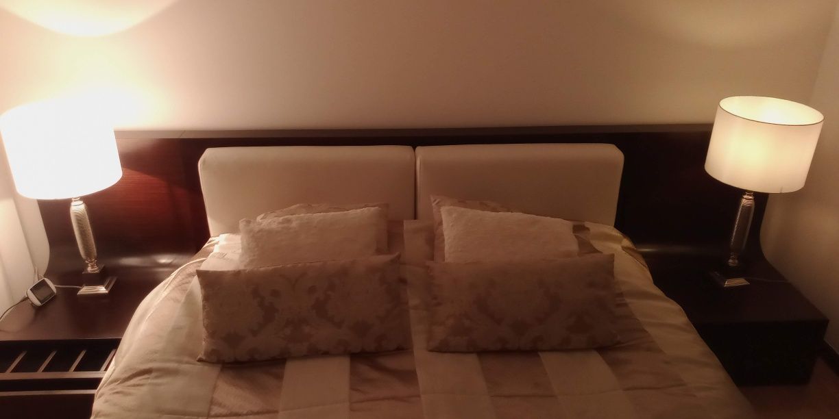 Cama de casal e mesas de cabeceira