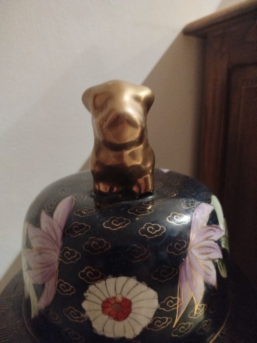 Conjunto de jarrões motivos orientais e com dourado