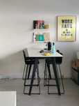 Conjunto de mesa alta e quatro cadeiras