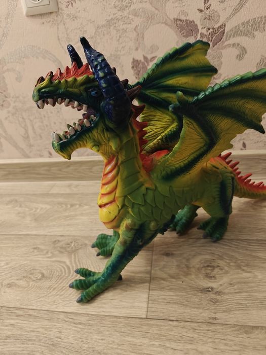 Дракон гумовий. З встроєною кнопкою голосу(ричить).