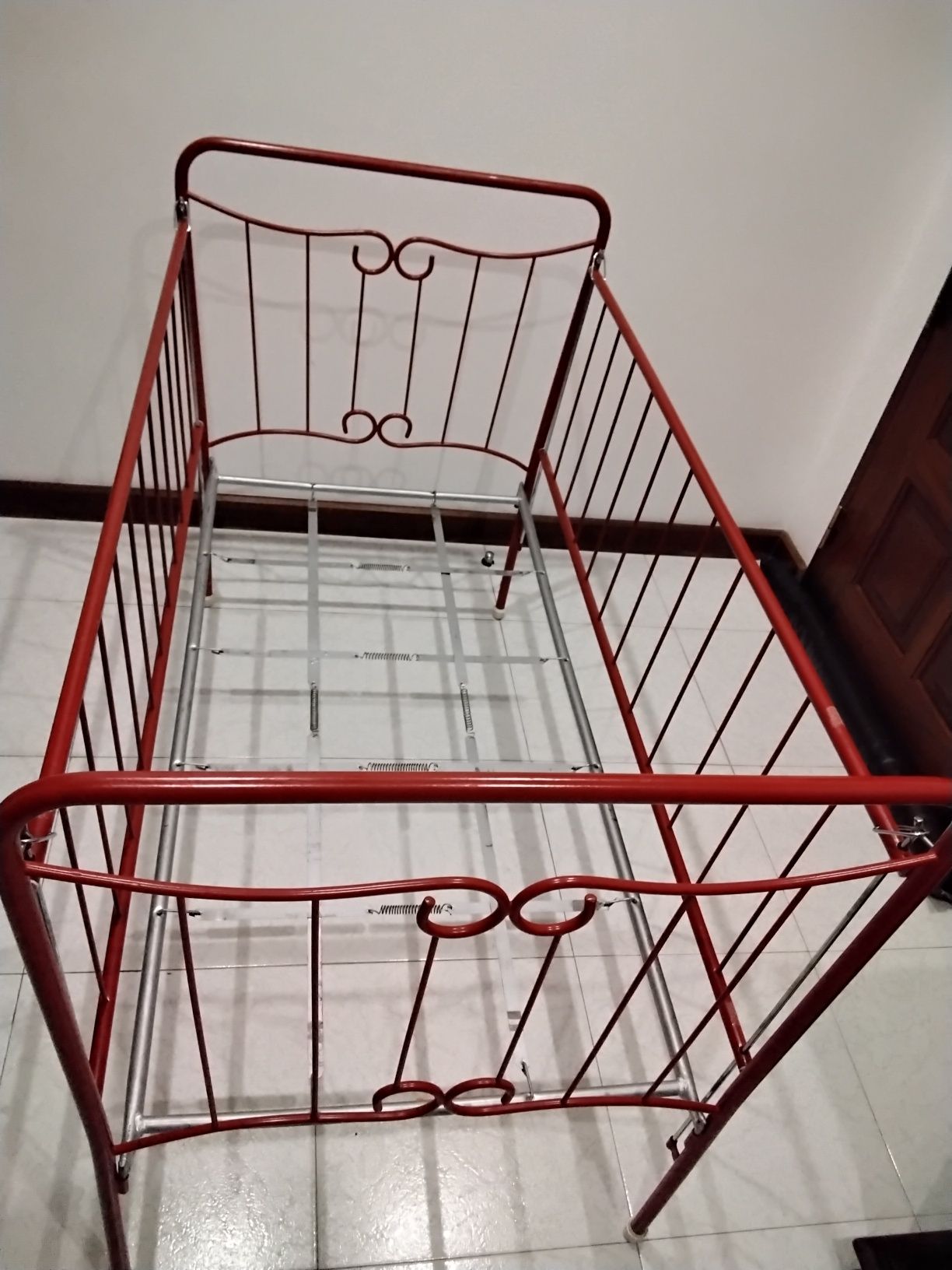 Cama/Berço bebe ferro vermelho