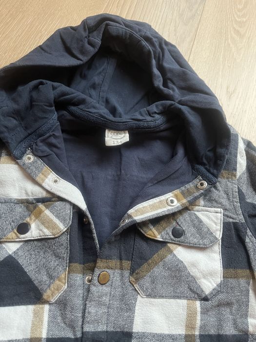 Dżinsowe joggery i koszula z kapturem