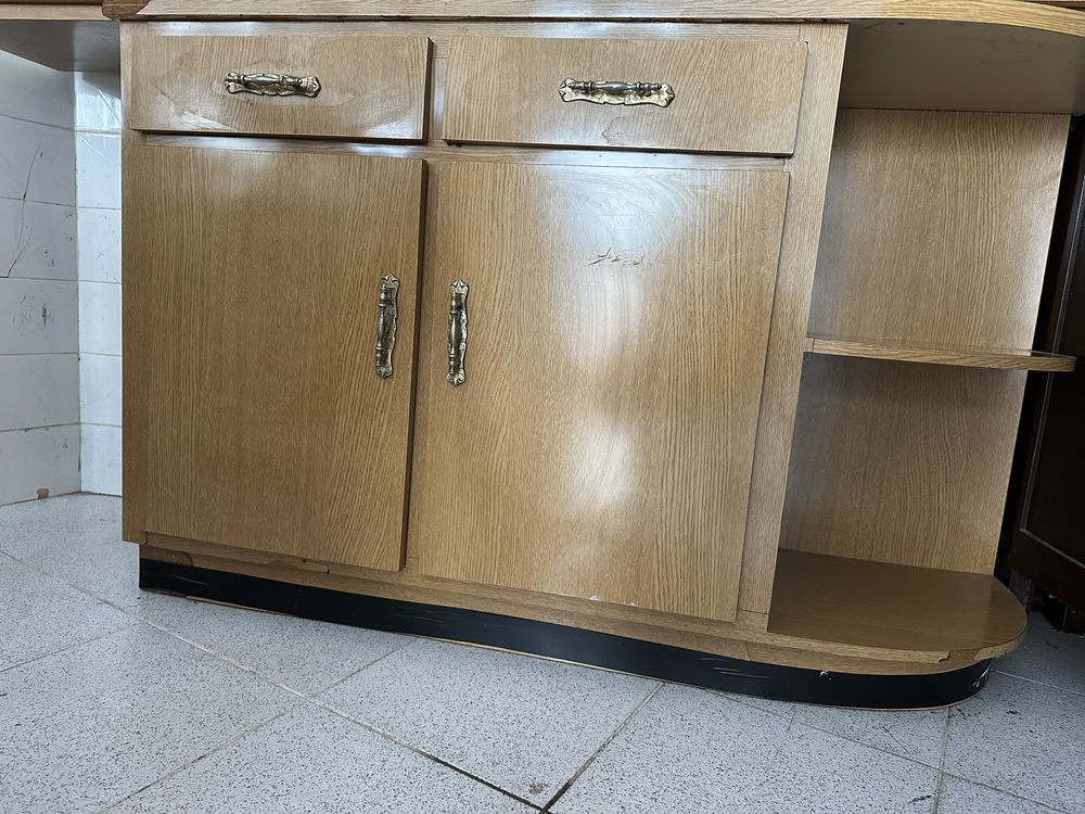 Móvel de balcão com 2 gavetas e 2 portas