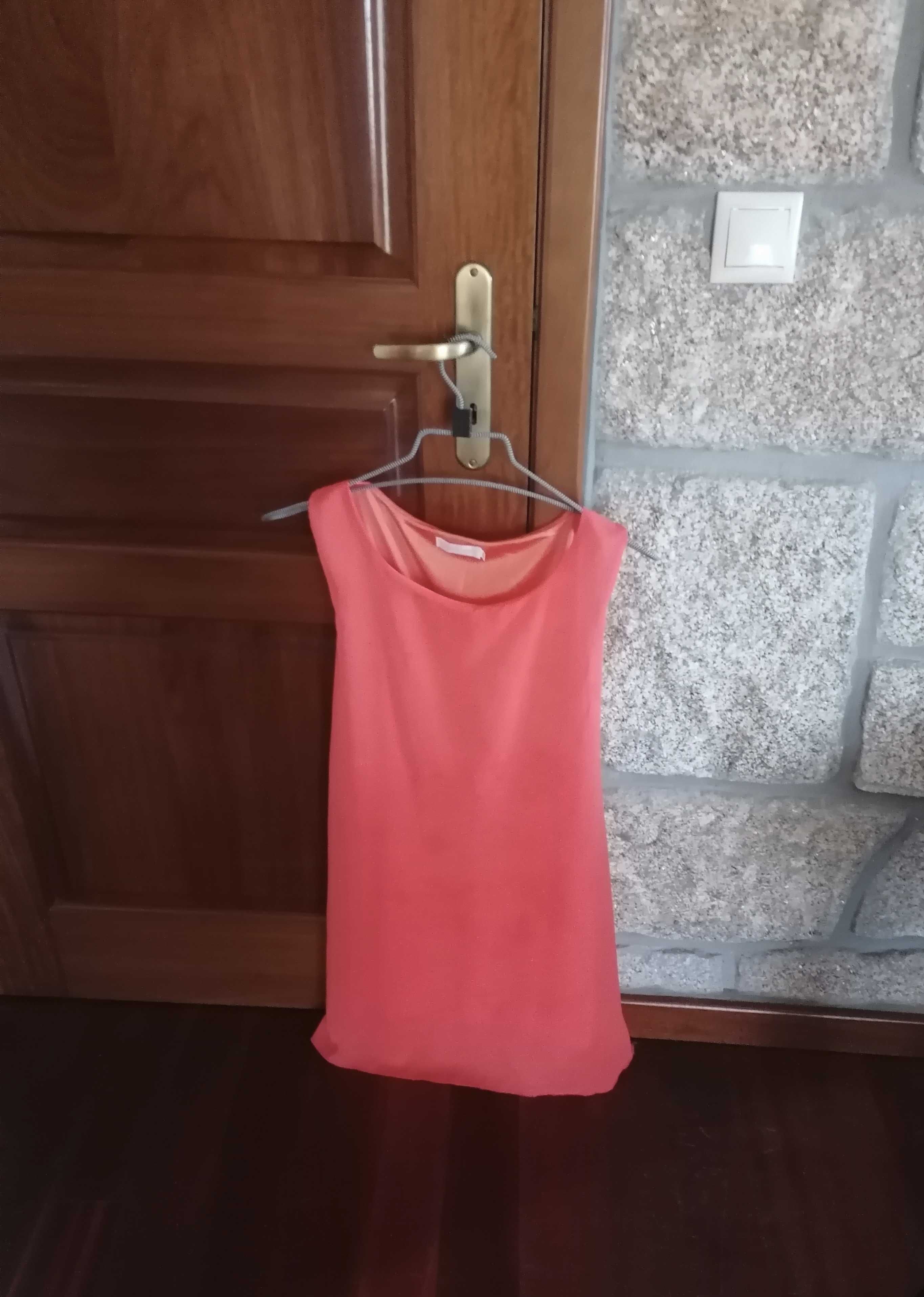 Vestido curto com laço atrás