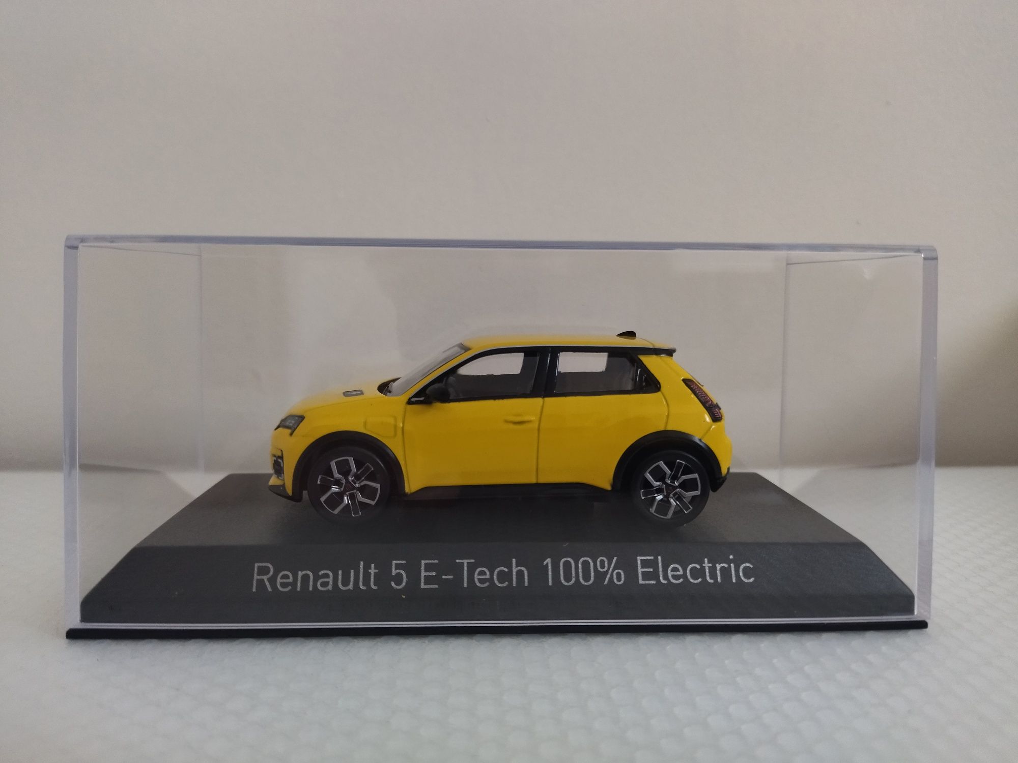 Miniatura Renault 5 E-Tech Nova 1/43