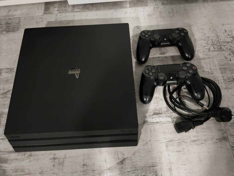 PS4 Pro 1TB + 2 pady + 3 gry