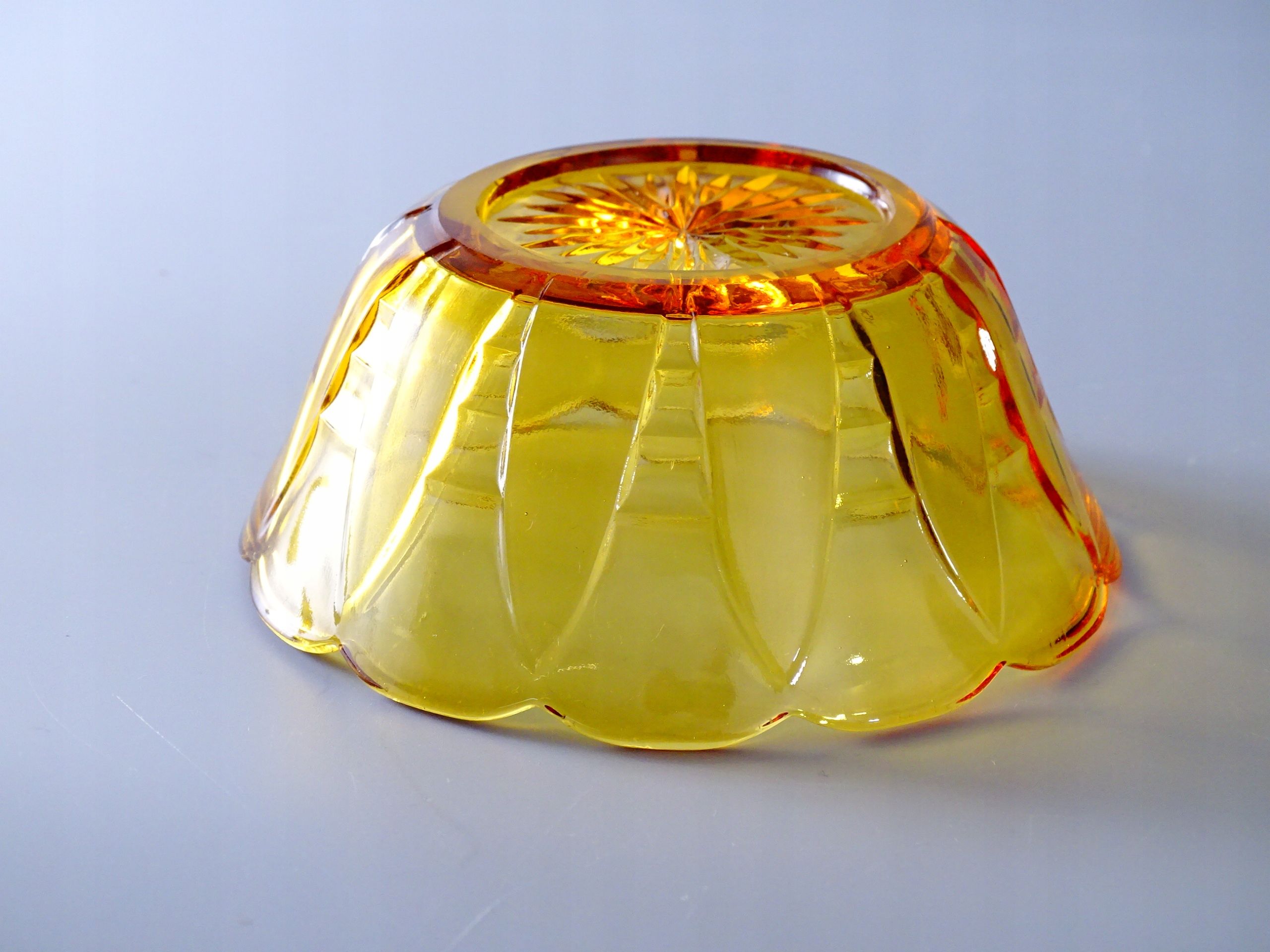 art deco zabytkowa miodowa szklana miseczka