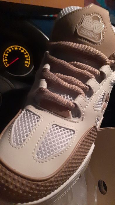 Sapatilhas LV, completamente novas, tamanho 43