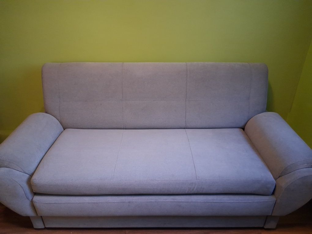 Jasnoszara sofa z funkcją spania