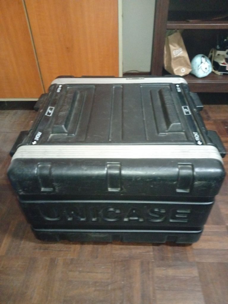 Flight case da Unicase + amplificador Acústica