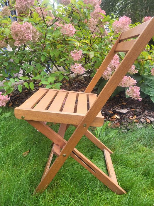 Dwa składane, drewniane krzesła Ikea idealne na balkon