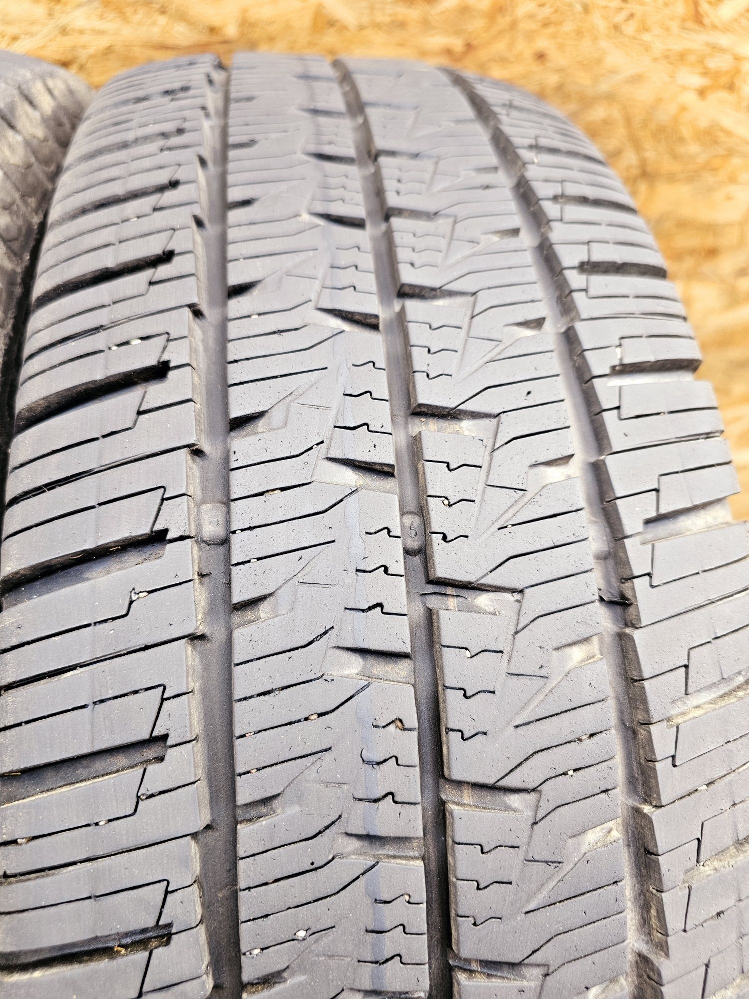 BDB Stan!!  7,5mm. 225/75 r16C Continetal VanContact 4Season. 22/23
