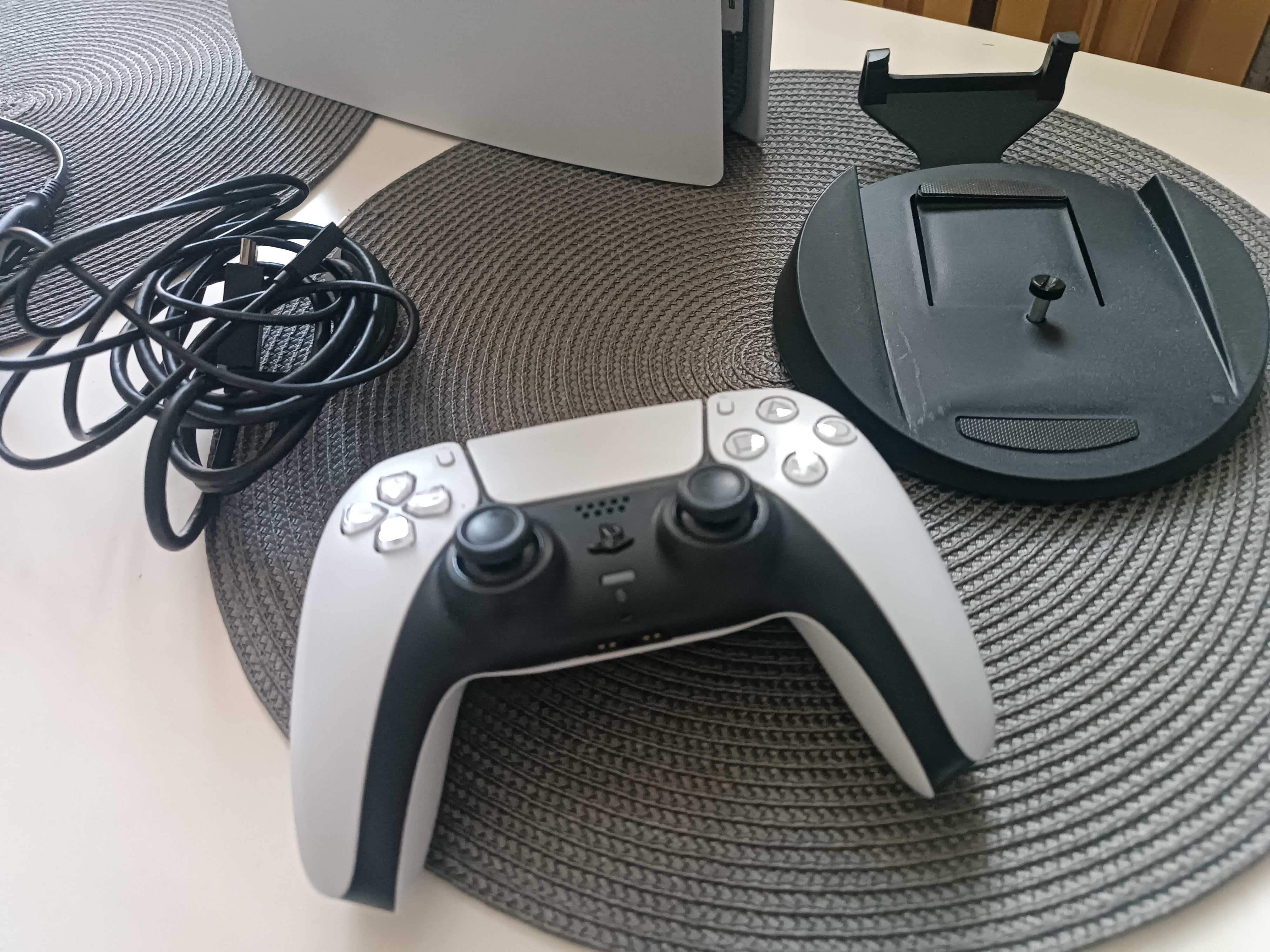 Konsola Playstation 5 z napędem,  pad + 5 fajnych gier