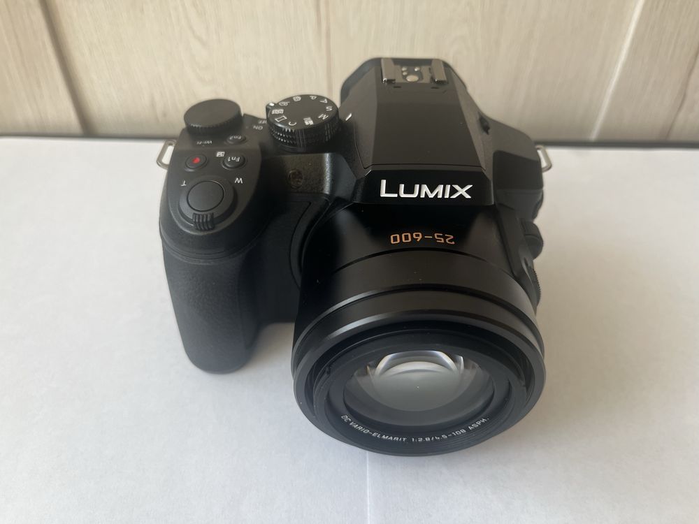 Aparat Panasonic DMC - FZ300 LUMIX NOWY, wraz z akesoriami.