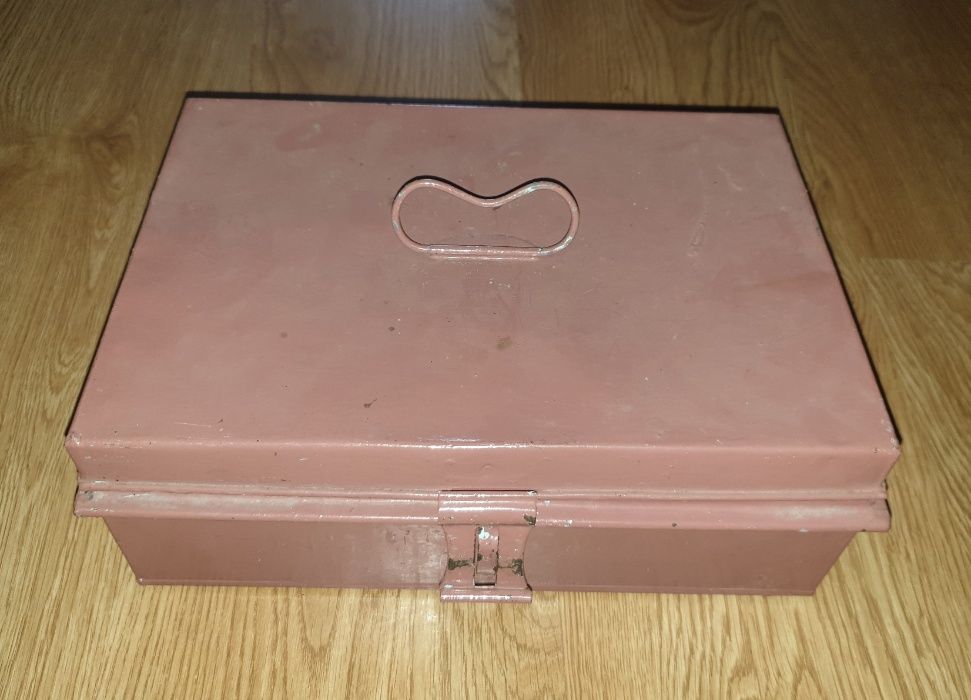 Caixa de Ferramentas Antiga em Metal