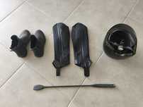 Conjunto de equitação (toque, botas, polainas e stick)