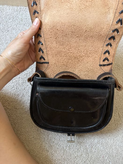 Чорна шкіряна сумка в етно стилі