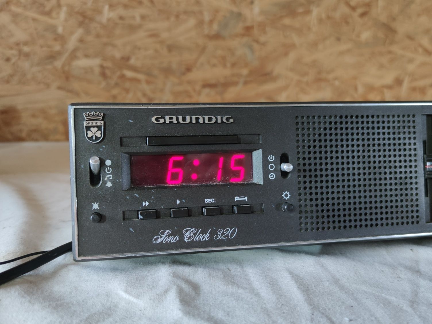 Grundig Sono Clock 320 radiobudzik vintage retro 1980r