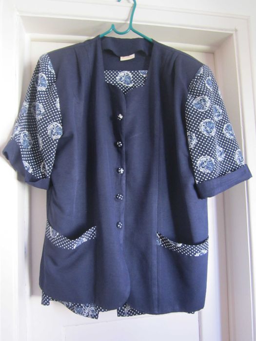 Conjunto Blusa manga curta + Saia T46 azul marinho com corte evasé