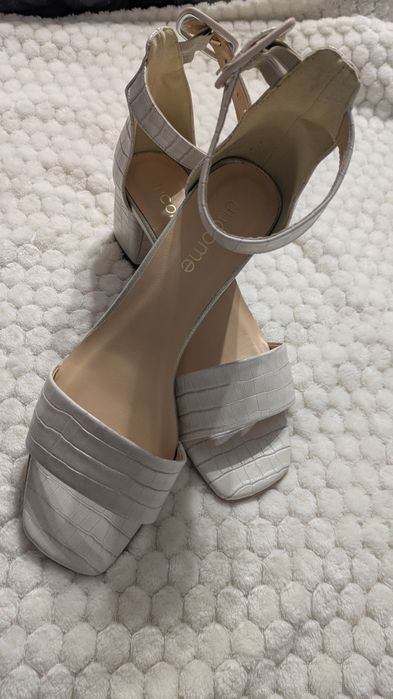 Босоніжки шкіряні