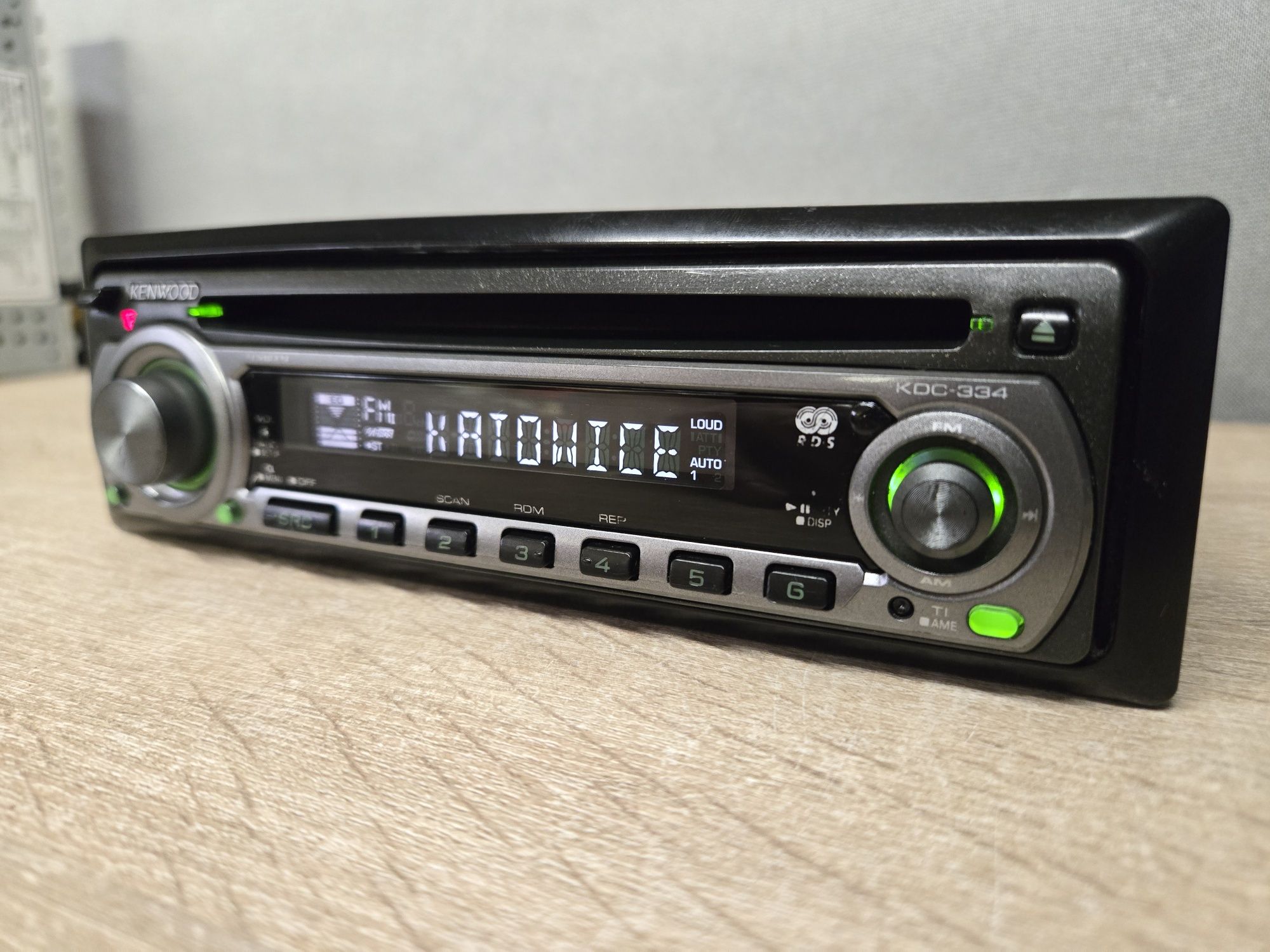 Radio samochodowe CLARION KDC-334 CD / Zadbane Klasyk 4x45W k. Zielony