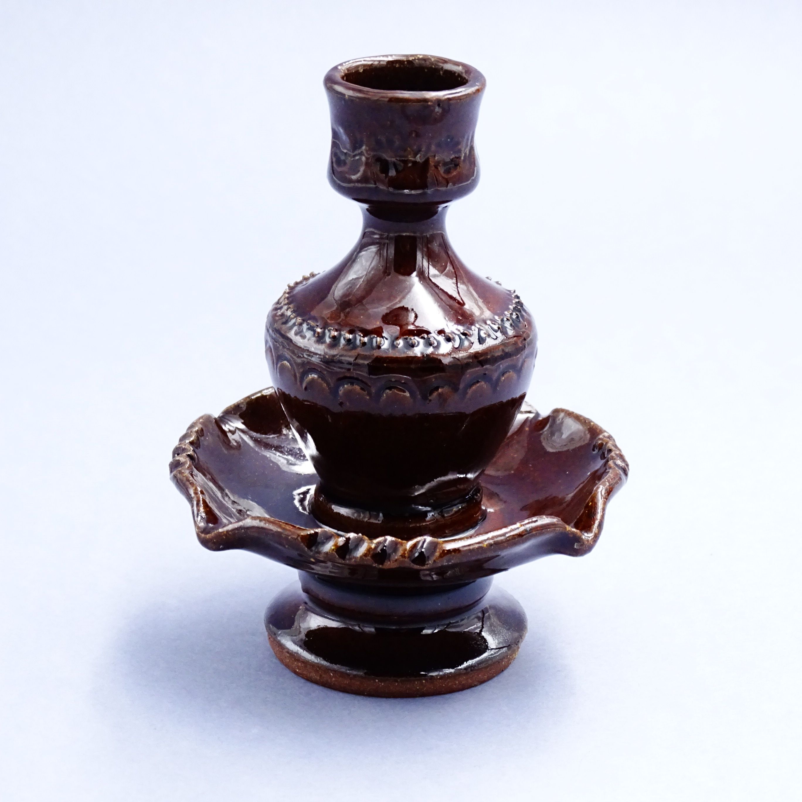 stary ręcznie wykonany świecznik gliniany