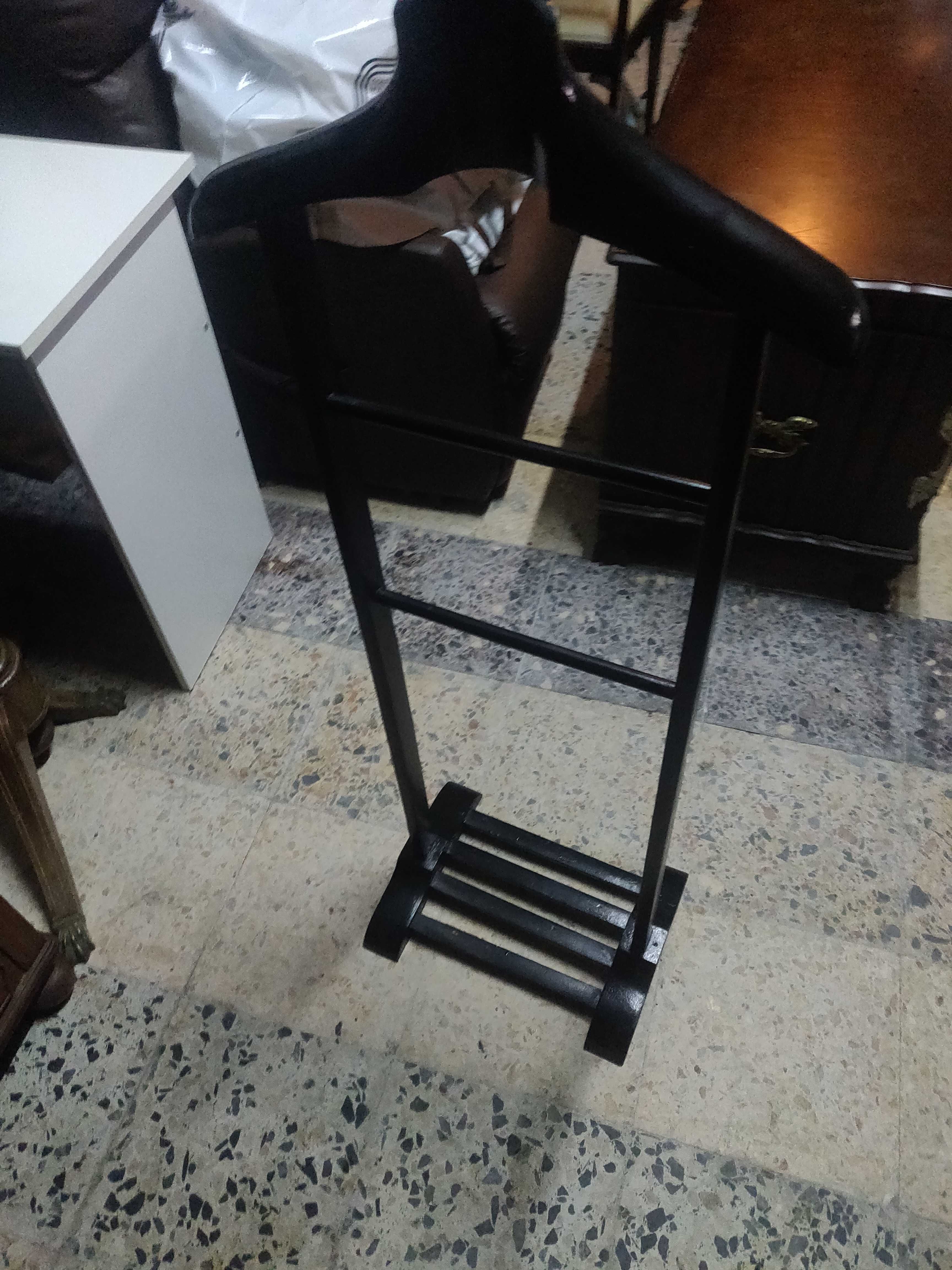 Suporte de roupa em madeira