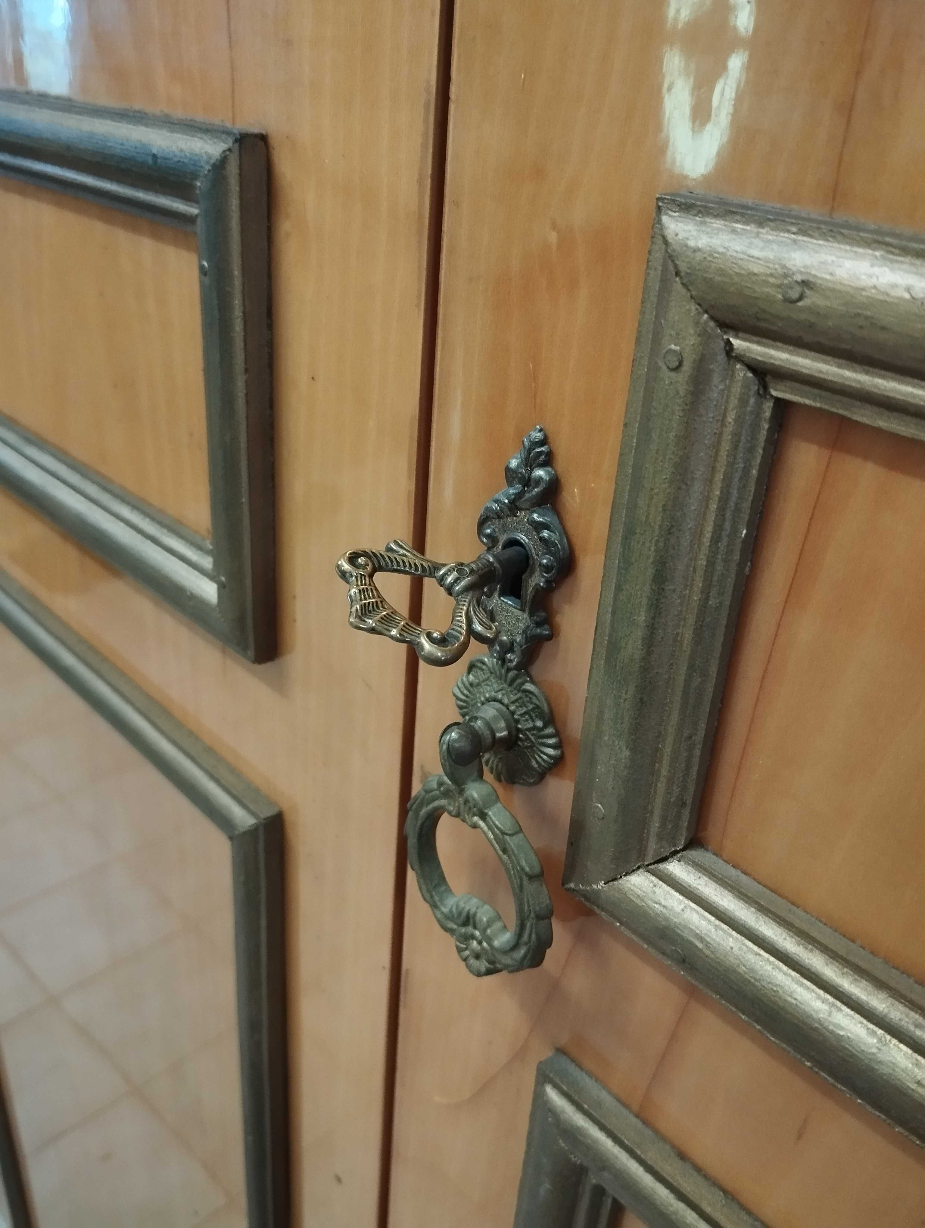 Zestaw pojemnych szaf z praktycznym wnętrzem, ładny kolor. Tanio!
