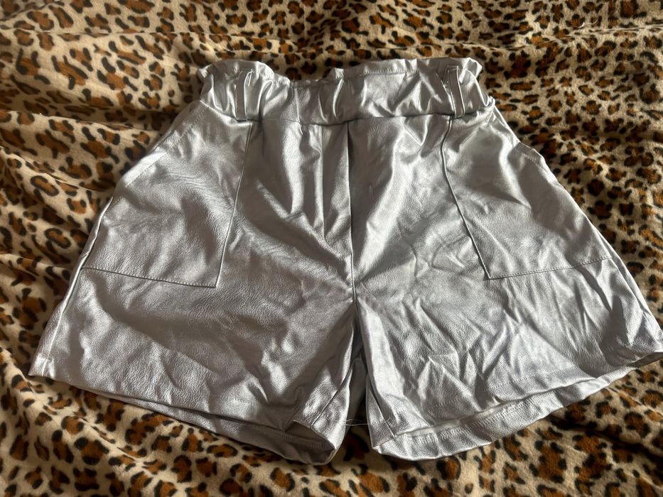 Srebrne spodenki ala skóra