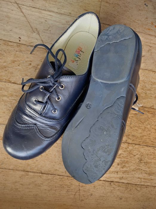 Sapatos de menina em couro