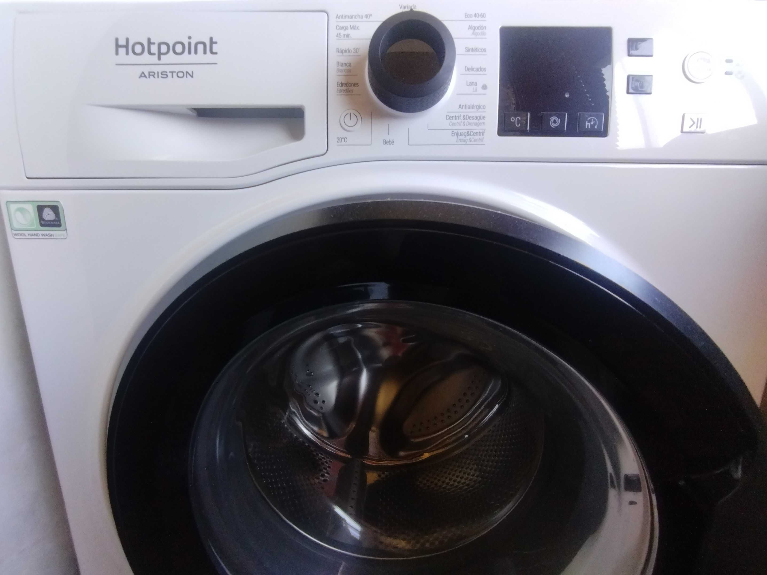 Máquina de lavar roupa marca HOTPOINT praticamente NOVA 7 KG