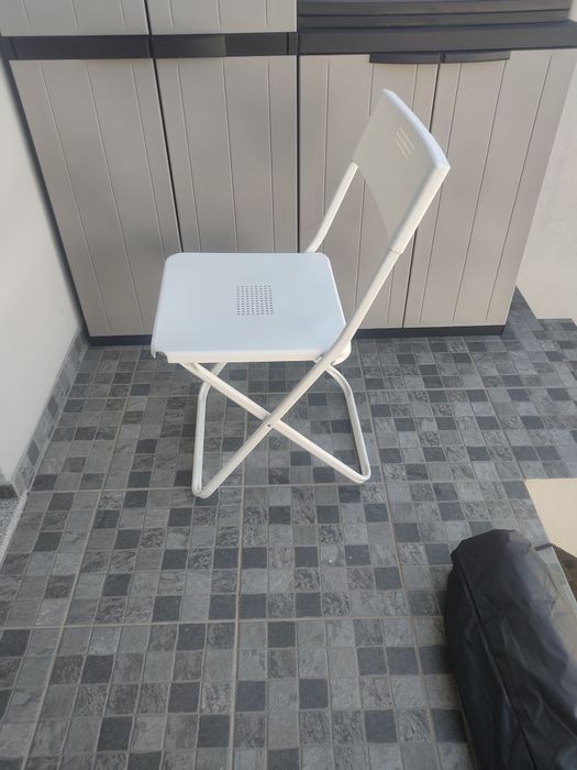 Vendo duas cadeiras brancas do IKEA , de interior ou exterior