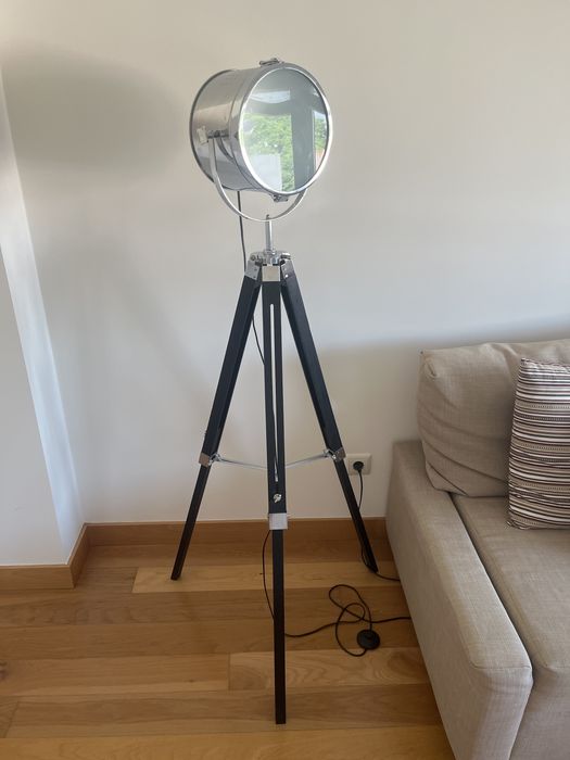 Candeeiro de pé estilo holofote (cabeça ajustável)