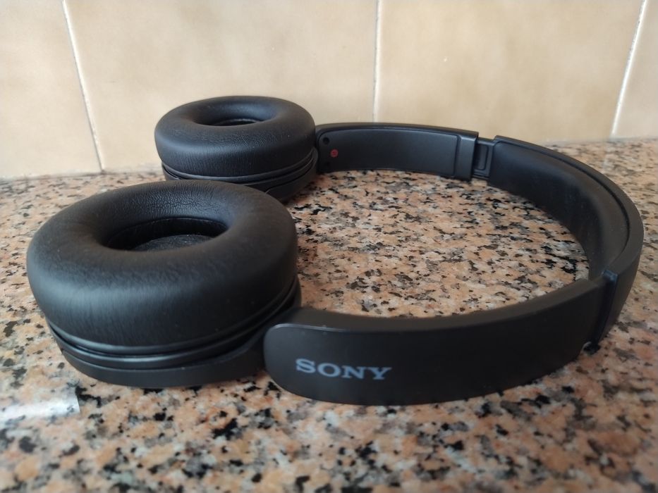 Auscultadores SONY Bluetooth (On Ear - Microfone - Preto) casa quarto.