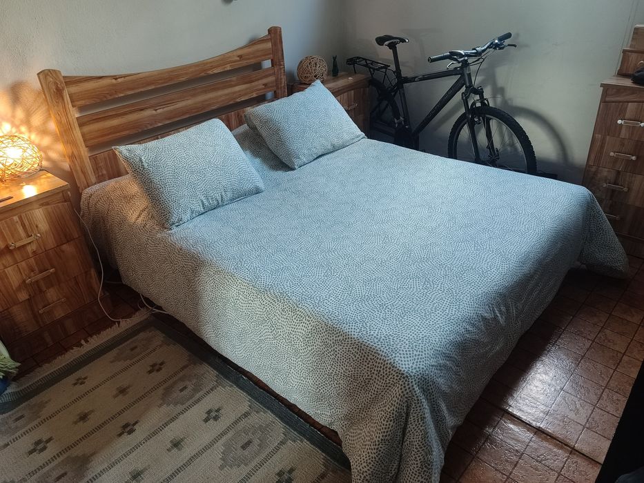 Cama usada funcional e bonita com cantos partidos