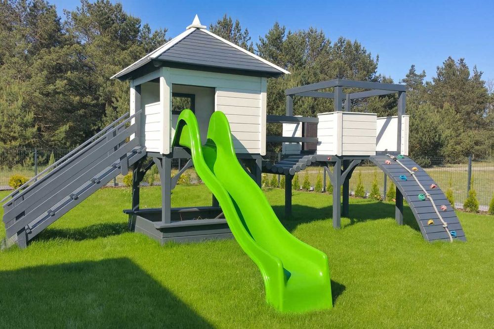 Plac zabaw drewniany domek, mostek, huśtawki, zjeżdżalnia