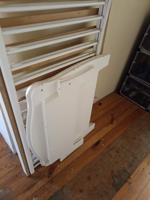 Łóżeczko dziecięce białe.