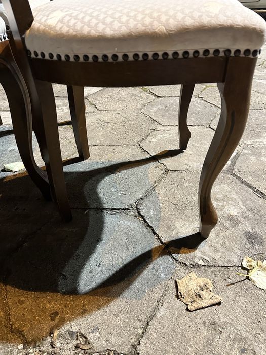 Zestaw pięciu krzeseł ludwika XV tapicerowane siedziska rzeźbione nogi