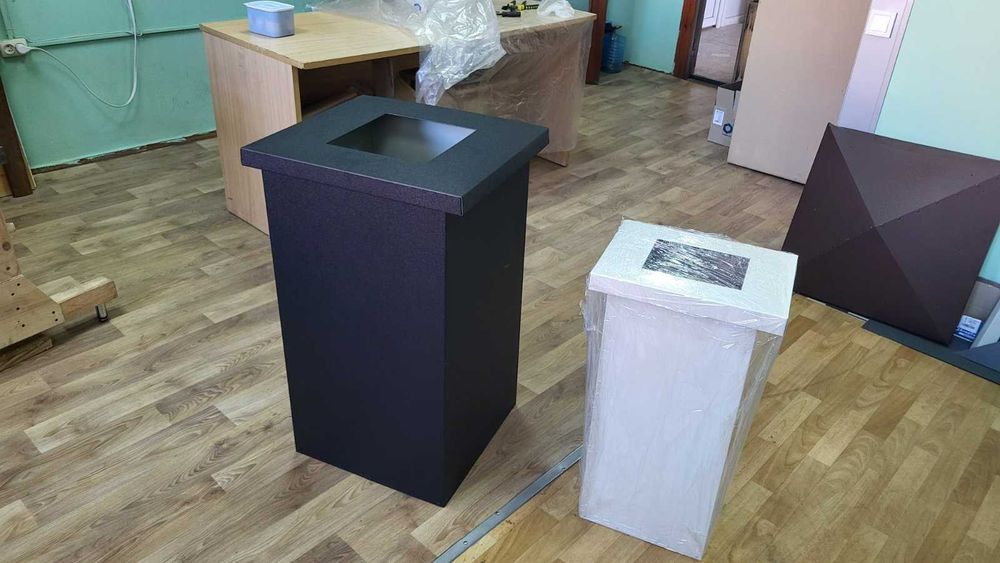 Металевий смітник з отвором.  Урна металлическая  мусорник для кафе