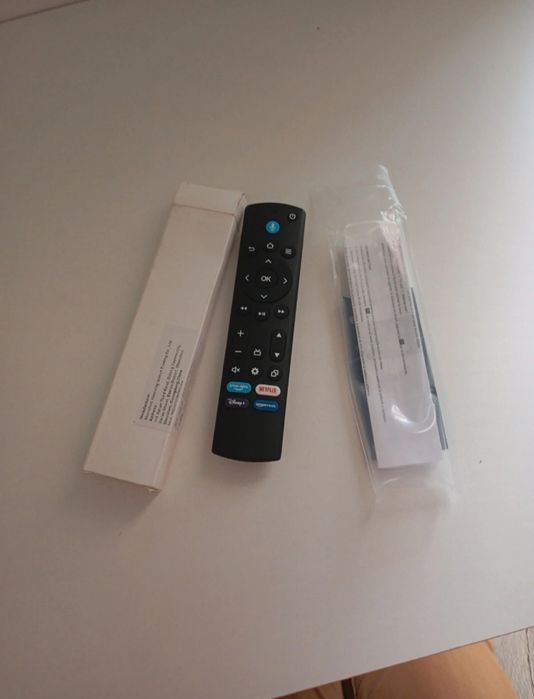 Pilot  do zdolnego sterowania z funkcja głosową smart tv sticktv