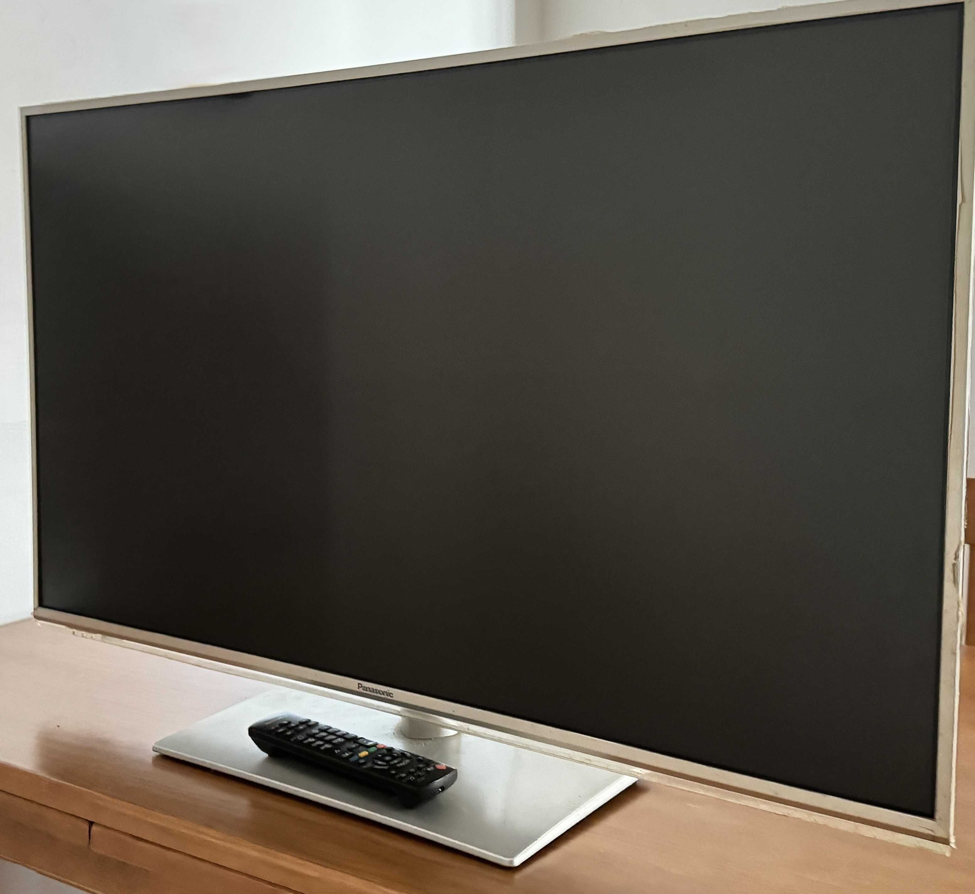 Vendo TV LCD Panasonic Viera TX-L42ET60E para peças ou arranjo