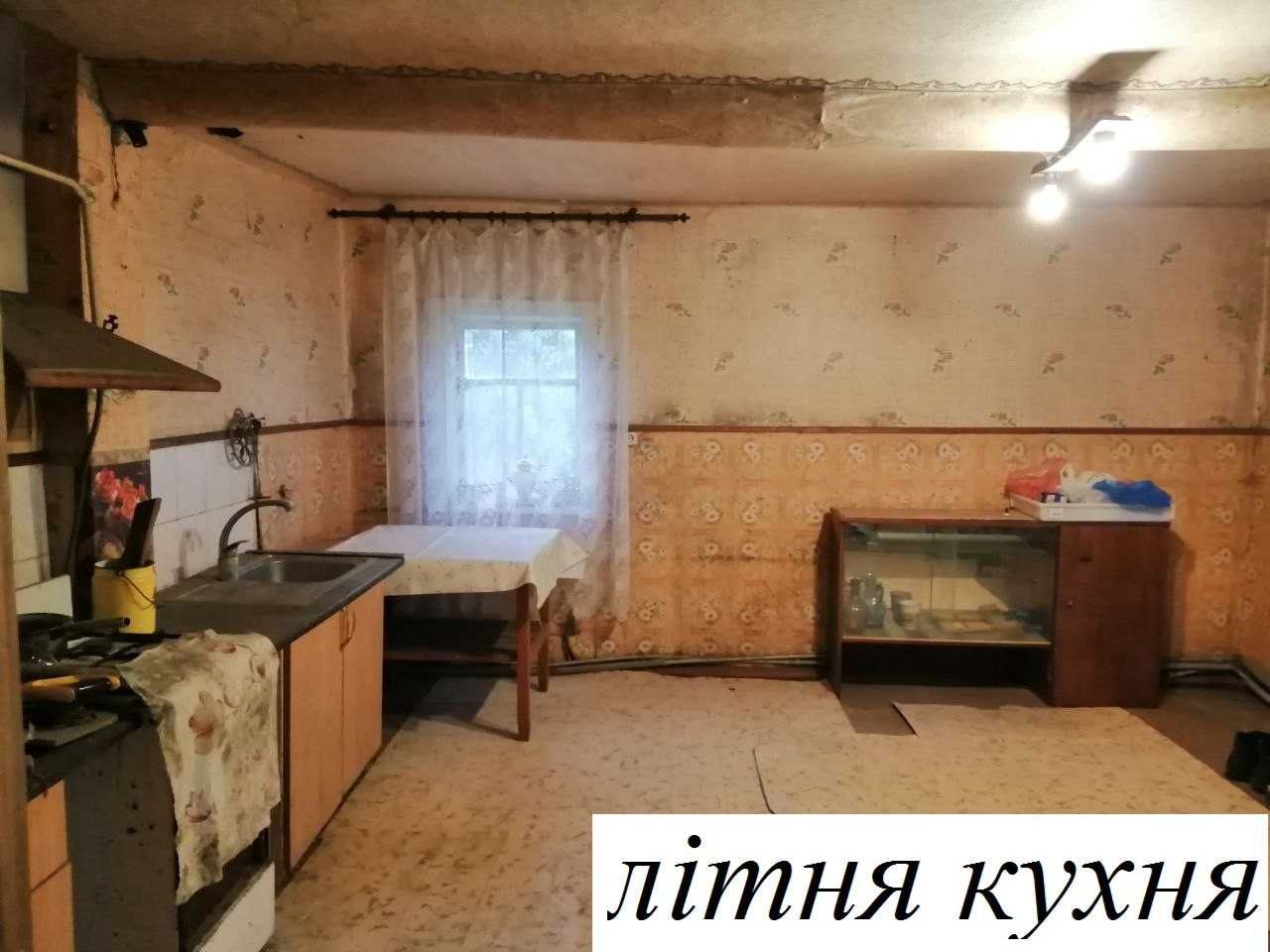 Дім на пагорбі з туями
