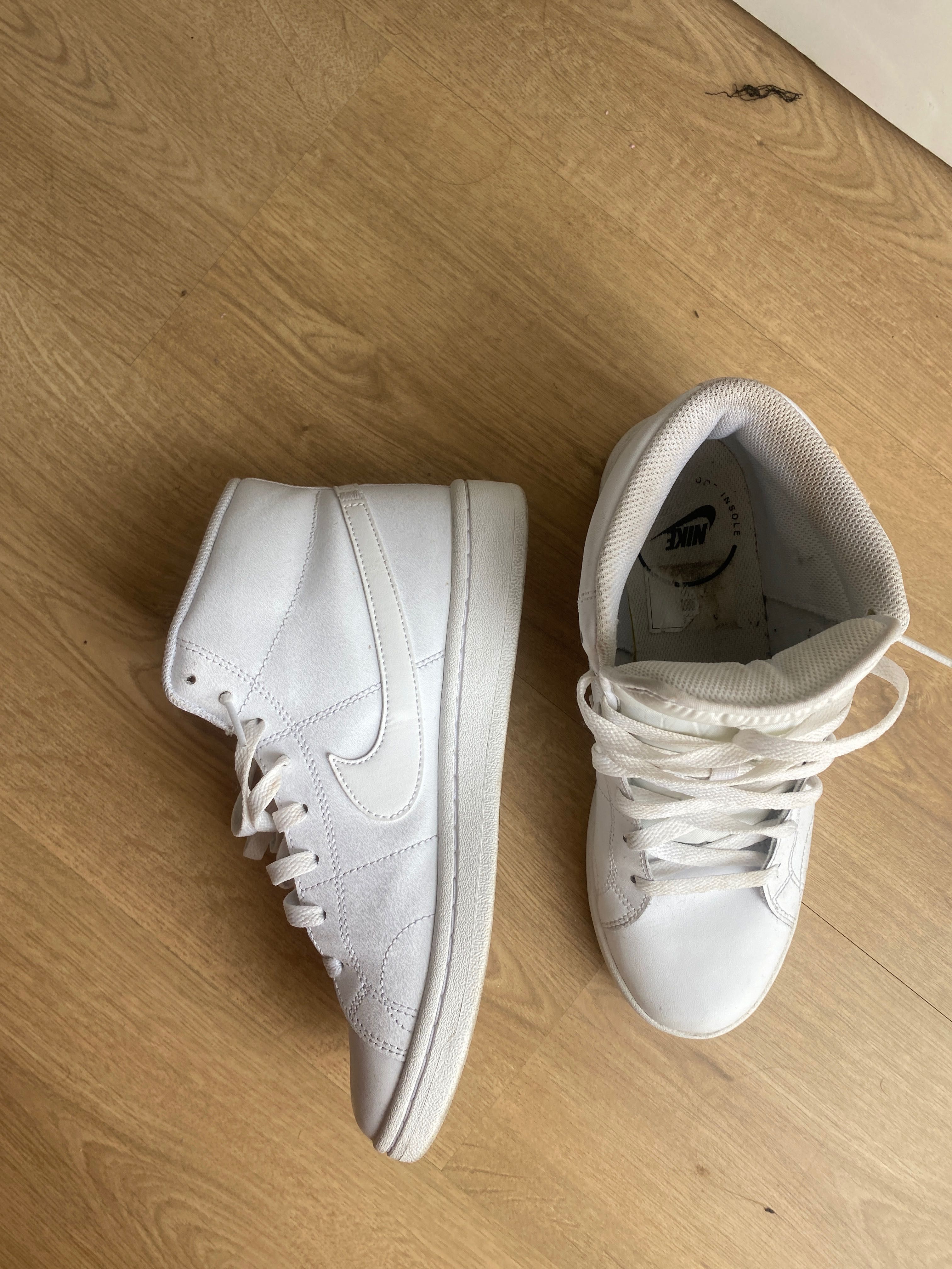 Nike court brancos
