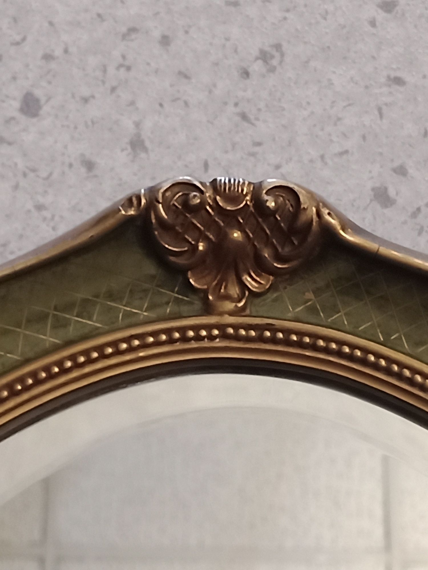 Espelho oval biselado antigo com moldura em dourado e verde velho
