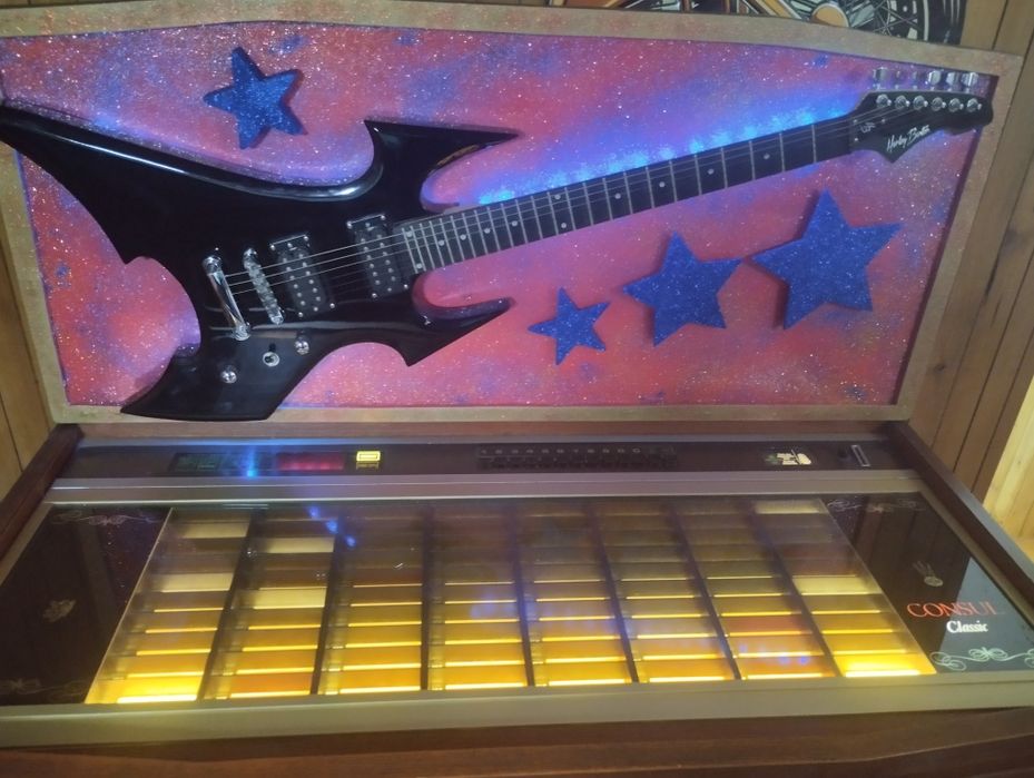 Jukebox de vinil a funcionar perfeitamente.
Tem 80 discos, com 160 mús