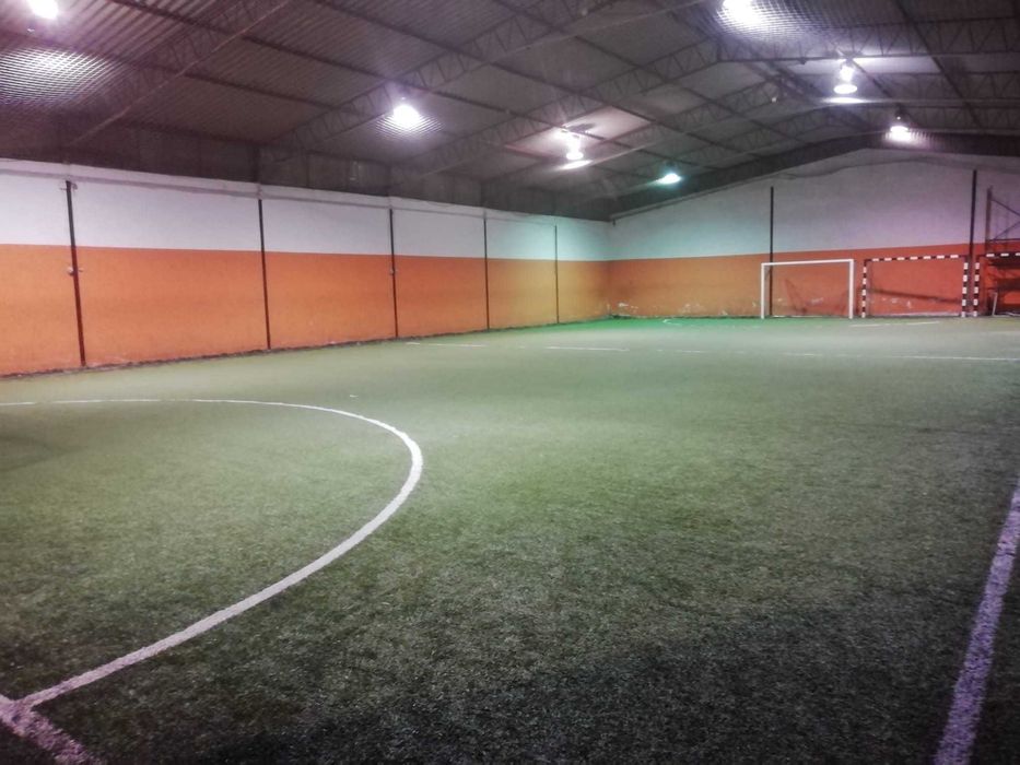 festa de aniversário com futebol, espaço coberto