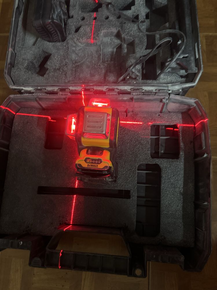 Laser e maquina parafusos  DEWALT