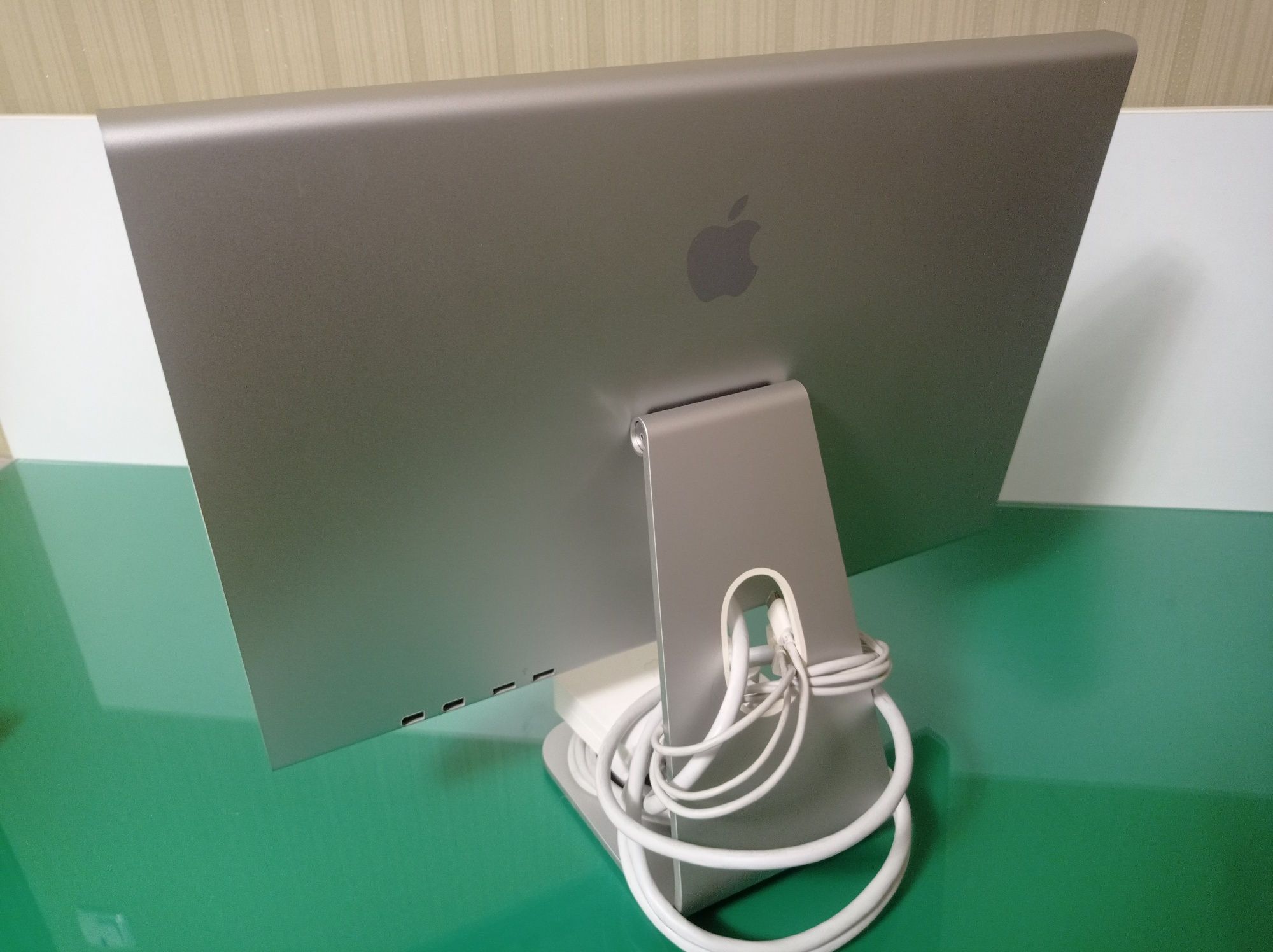 Монитор Apple cinema display