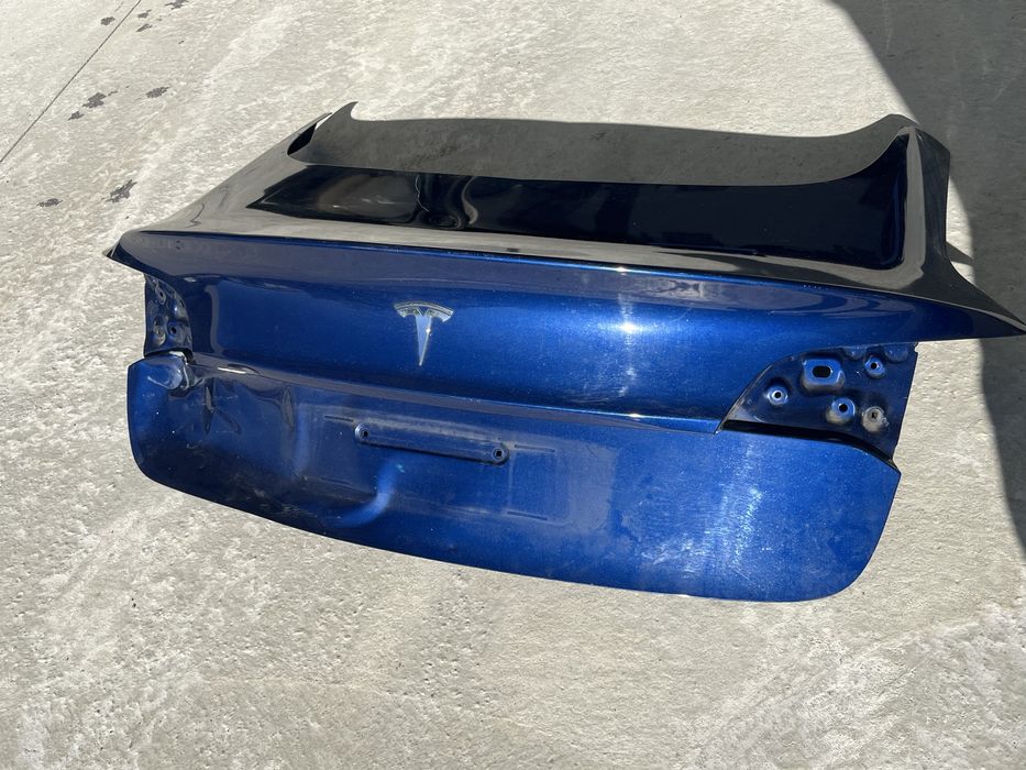 Tampa da mala tesla Model 3  para reparar