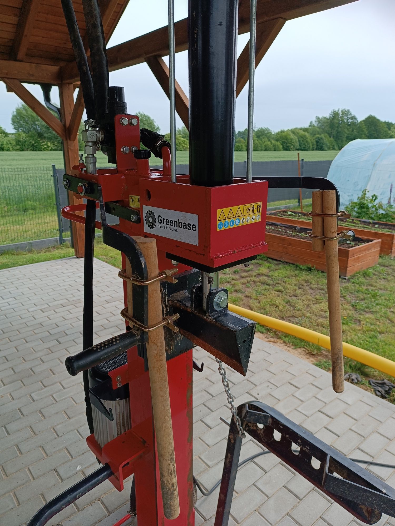 Duża łuparka hydrauliczna do drewna 11 ton pionowa
